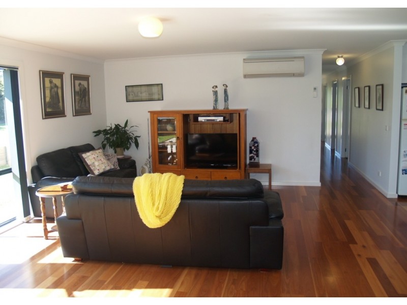 16 Koma Circuit, Bega NSW 2550