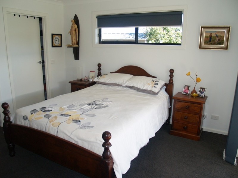 16 Koma Circuit, Bega NSW 2550