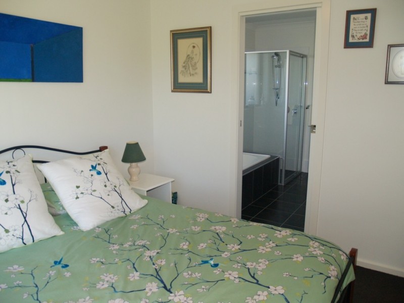 16 Koma Circuit, Bega NSW 2550