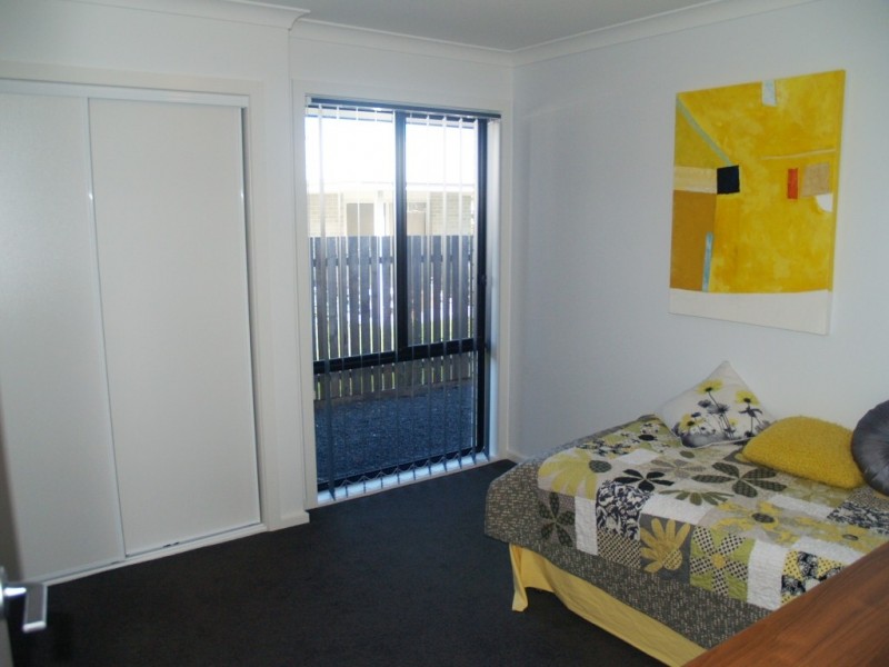 16 Koma Circuit, Bega NSW 2550