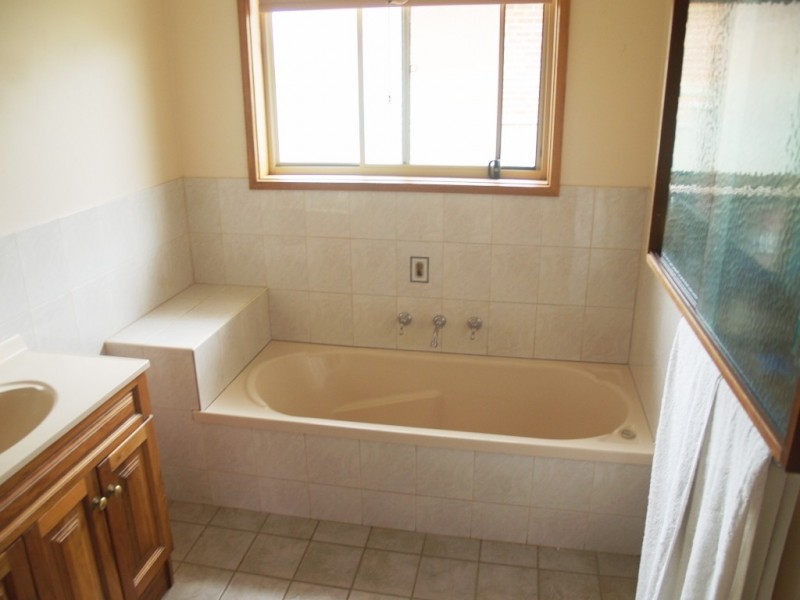 1 Stevenson St, Bega NSW 2550