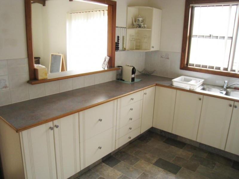 11 Glebe Ave, Bega NSW 2550