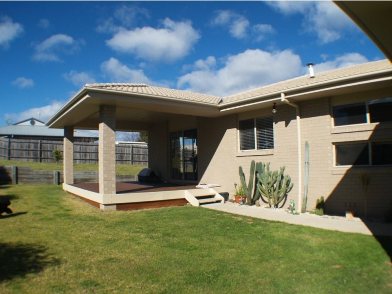 26 Koma Circuit, Bega NSW 2550