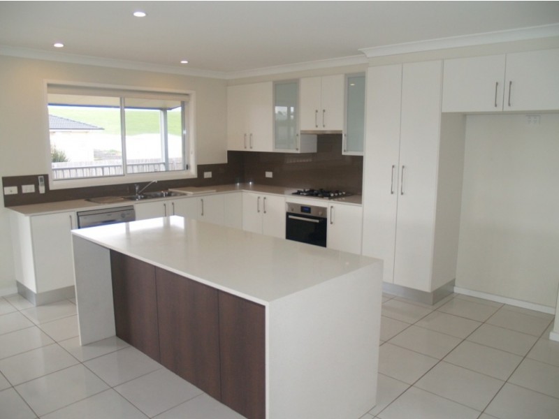 15 Koma Circuit, Bega NSW 2550