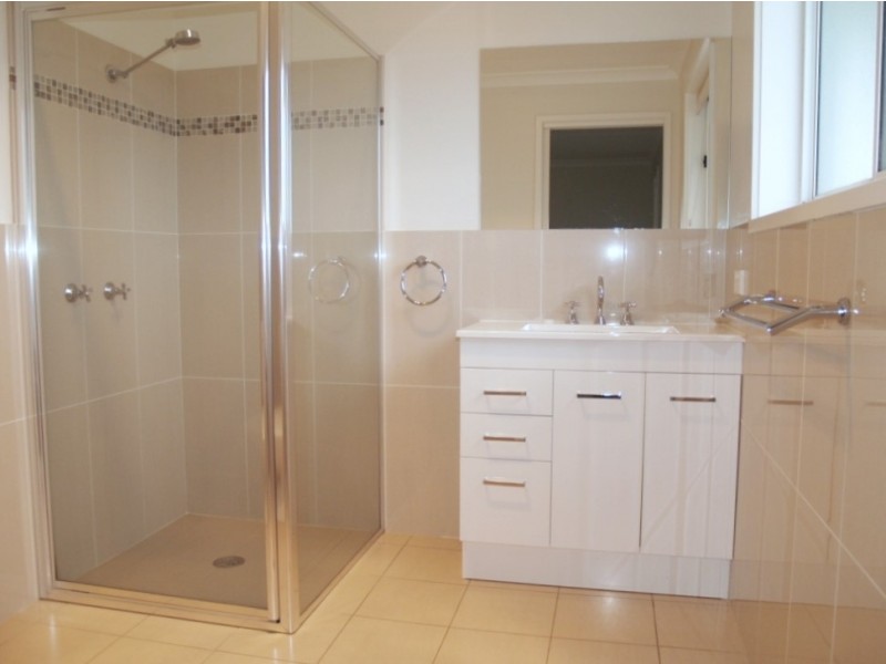 15 Koma Circuit, Bega NSW 2550