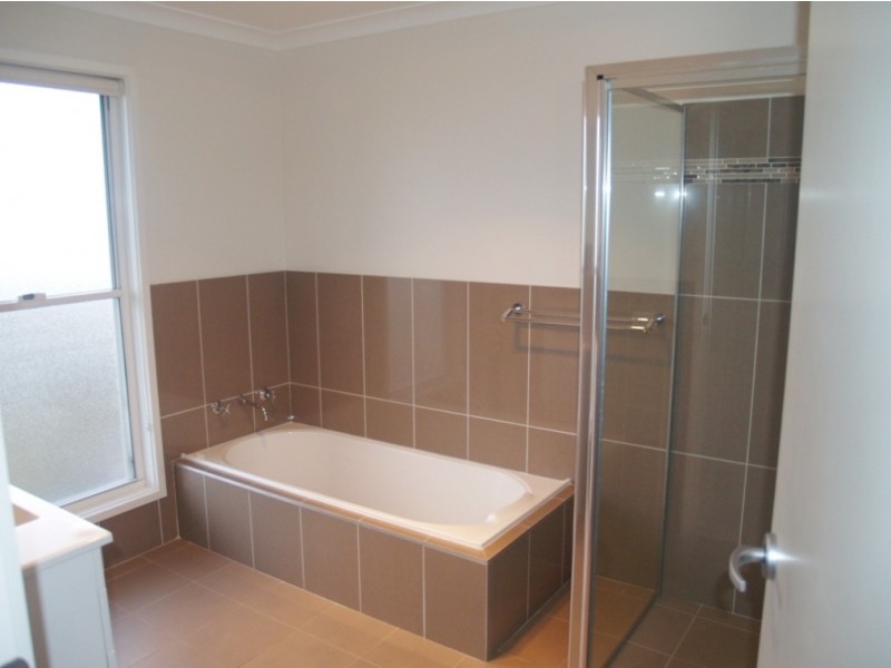 15 Koma Circuit, Bega NSW 2550