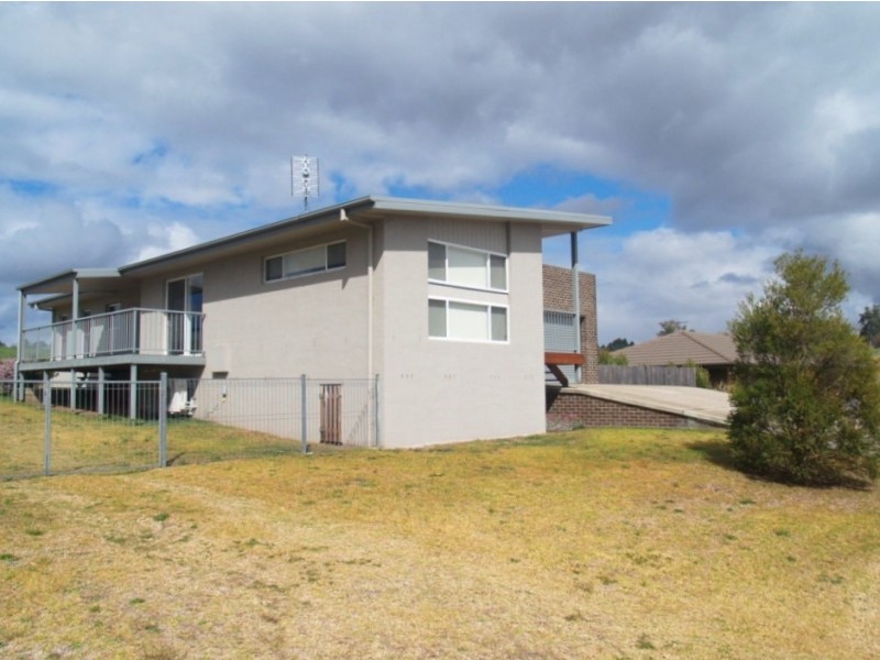 15 Koma Circuit, Bega NSW 2550