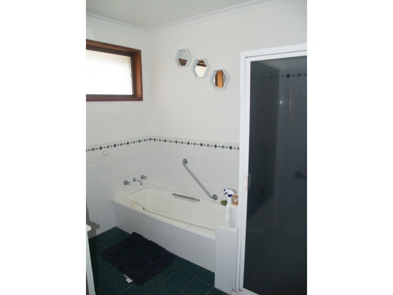 60 Ravenswood St, Bega NSW 2550