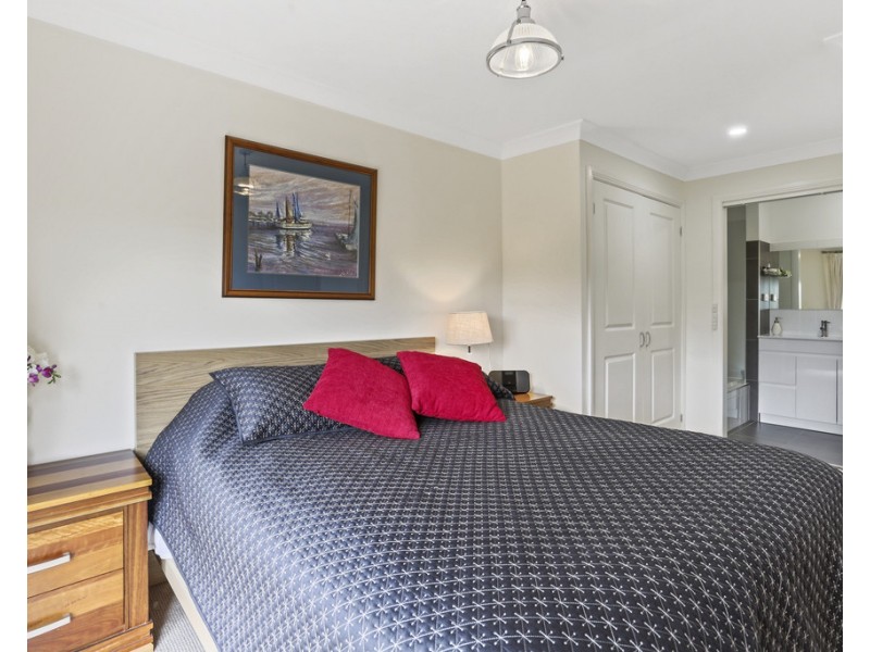 1 Goldberg Place, Bega NSW 2550