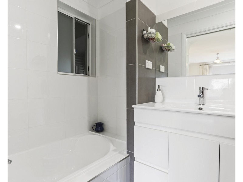 1 Goldberg Place, Bega NSW 2550