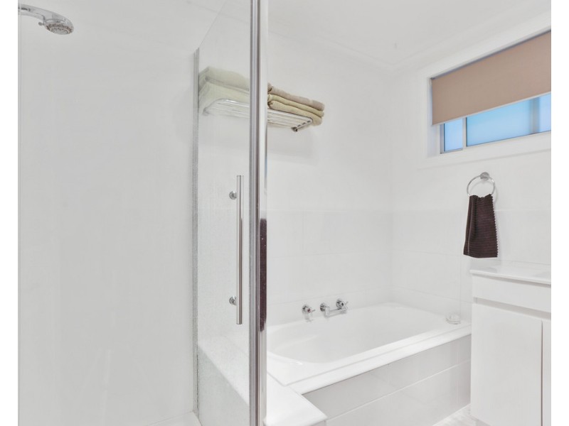 1 Goldberg Place, Bega NSW 2550