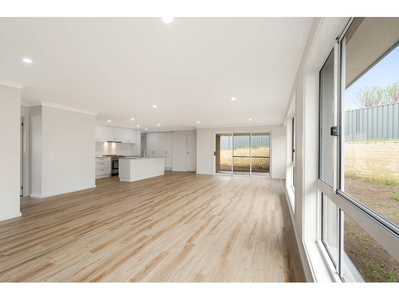 6 Wumbara Close, Bega NSW 2550
