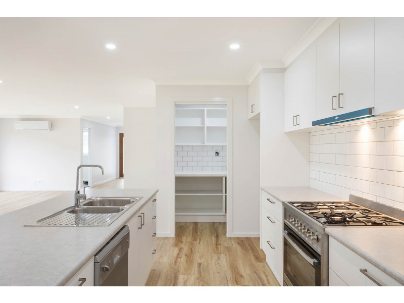 6 Wumbara Close, Bega NSW 2550