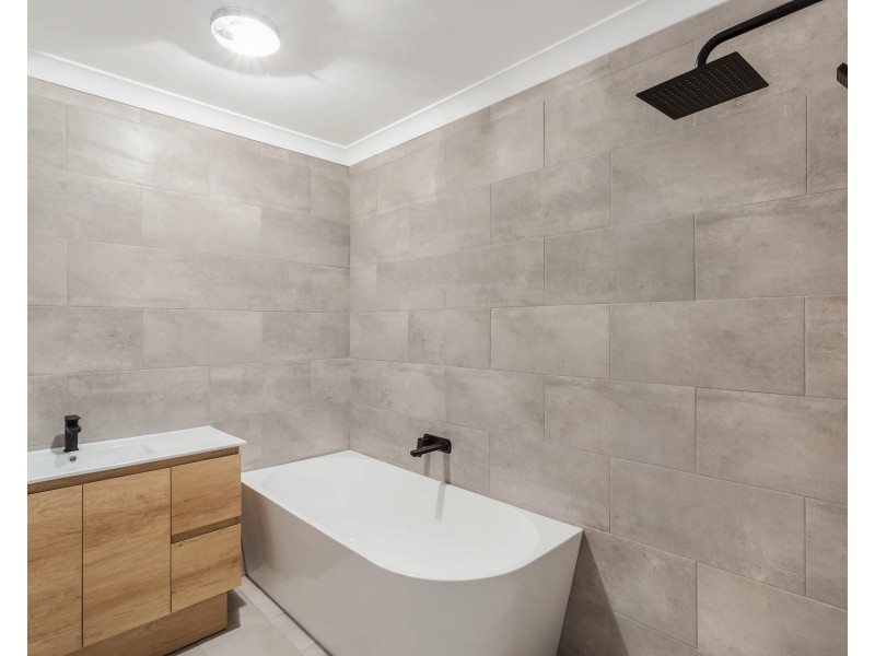 6 TARONGA CRESCENT, Bega NSW 2550