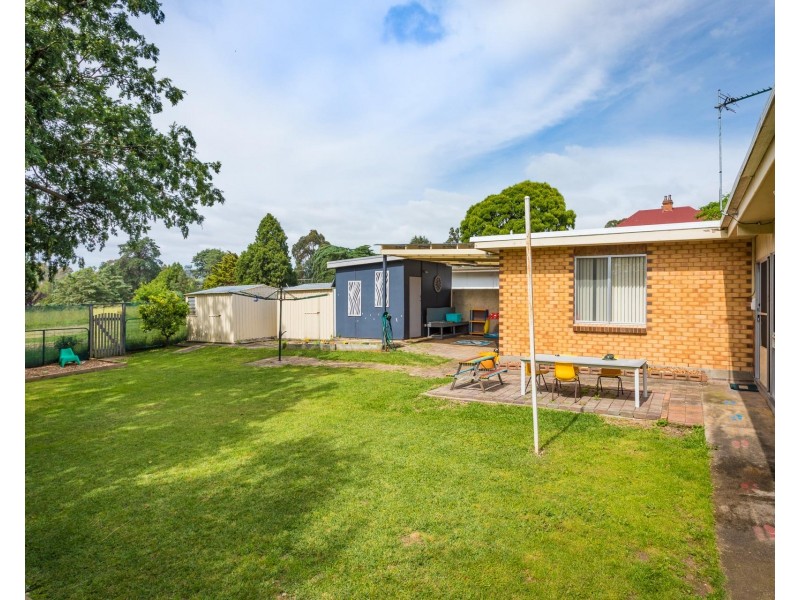 6 TARONGA CRESCENT, Bega NSW 2550
