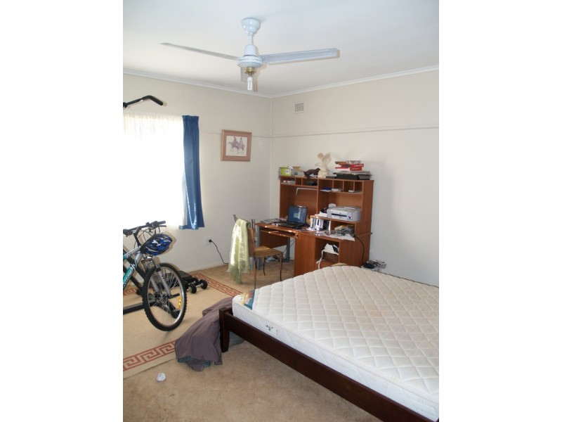 8 Blomfield Ave, Bega NSW 2550