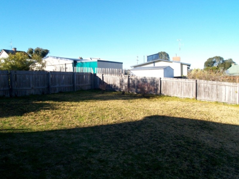8 Blomfield Ave, Bega NSW 2550