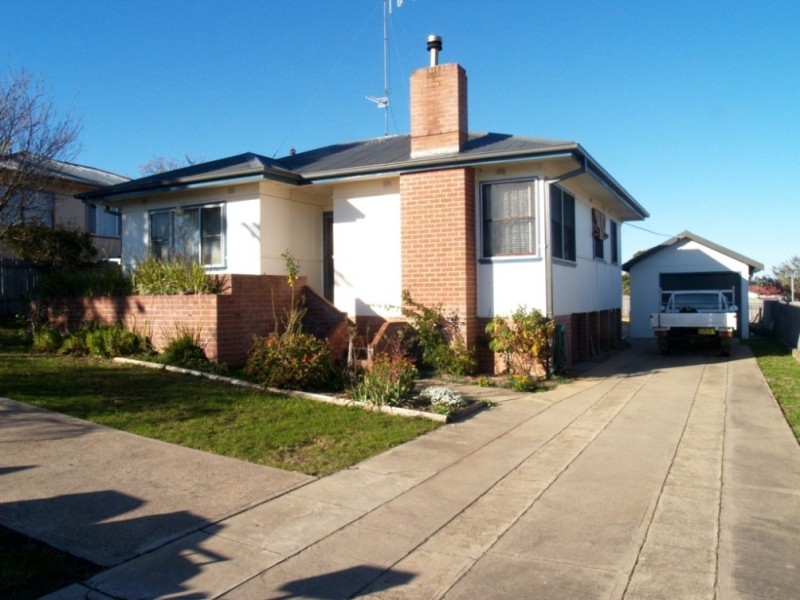 8 Blomfield Ave, Bega NSW 2550