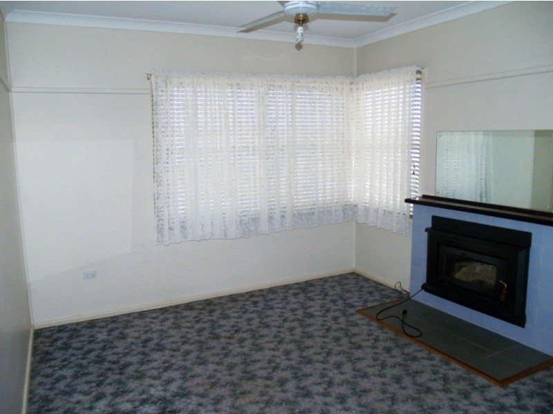8 Blomfield Ave, Bega NSW 2550