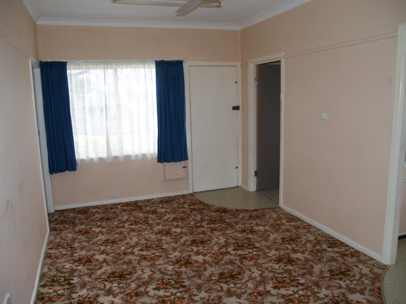8 Blomfield Ave, Bega NSW 2550