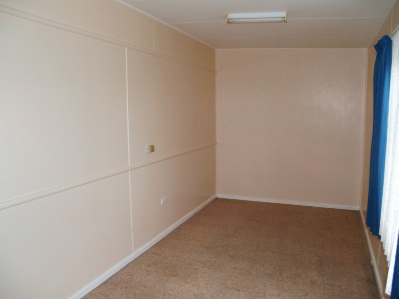 8 Blomfield Ave, Bega NSW 2550