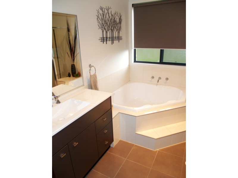 44 Glen Mia Dr, Bega NSW 2550