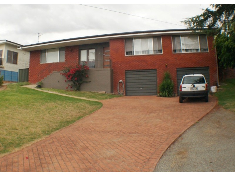 27 Tathra Rd, Bega NSW 2550