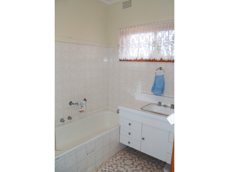 4 Meringo St, Bega NSW 2550