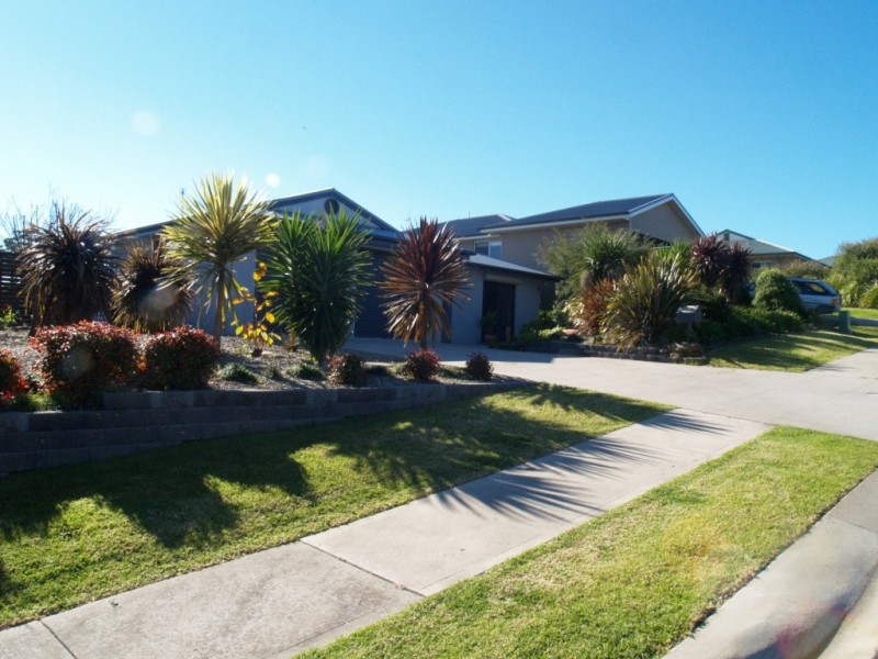 12 Koma Circuit, Bega NSW 2550