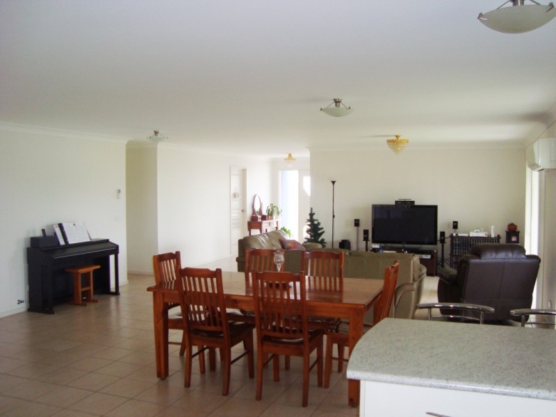 12 Koma Circuit, Bega NSW 2550
