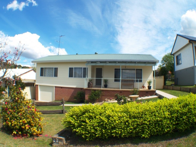 27 Gordon St, Bega NSW 2550