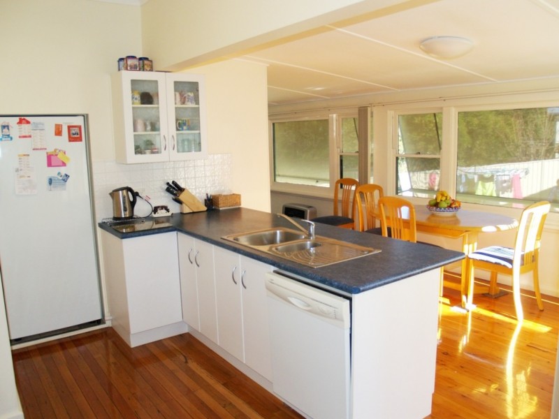 27 Gordon St, Bega NSW 2550