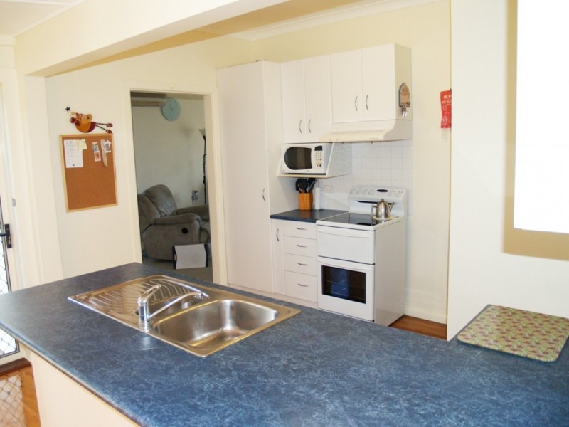 27 Gordon St, Bega NSW 2550