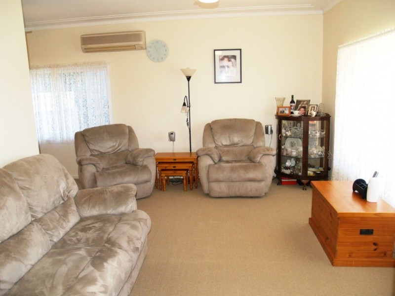 27 Gordon St, Bega NSW 2550