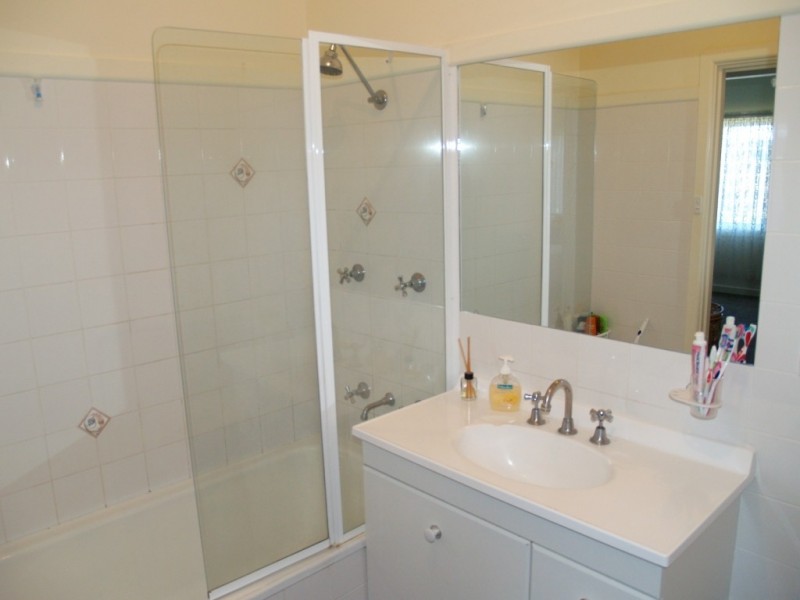 27 Gordon St, Bega NSW 2550