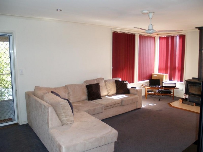 8 Laws Drive, Bega NSW 2550