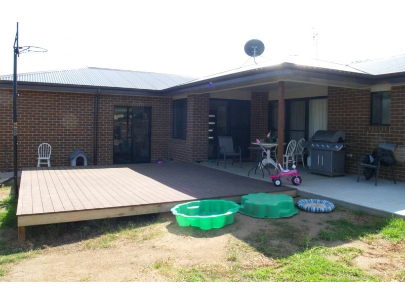 22 Koma Circuit, Bega NSW 2550