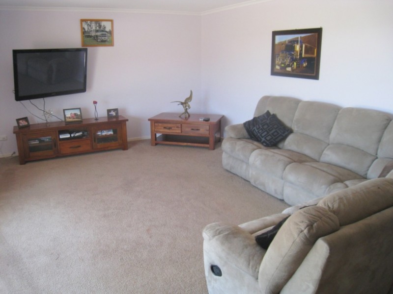 73 Max Slater Dr, Bega NSW 2550