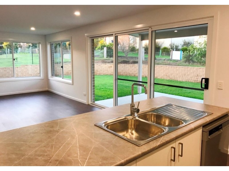 21 Koma Circuit, Bega NSW 2550