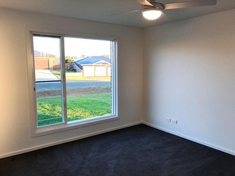 21 Koma Circuit, Bega NSW 2550