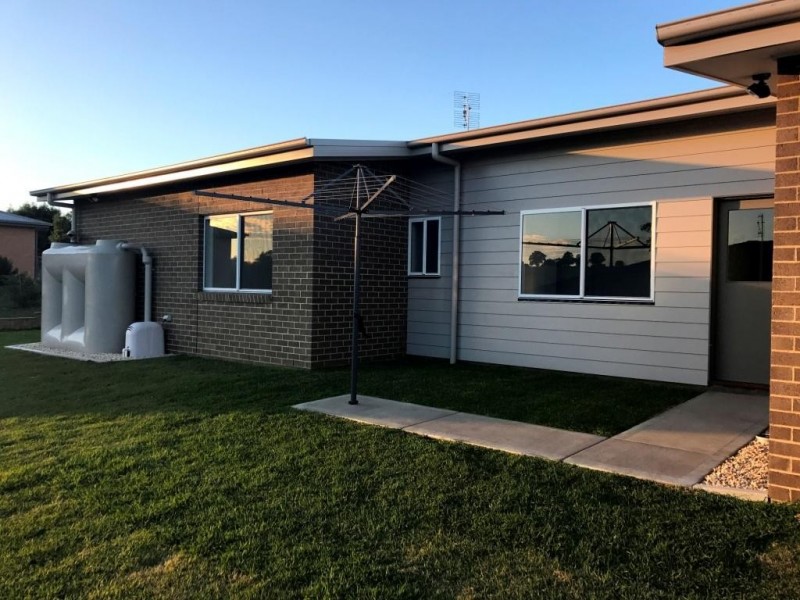 21 Koma Circuit, Bega NSW 2550