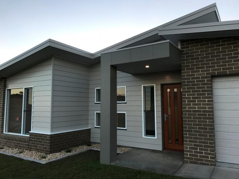 21 Koma Circuit, Bega NSW 2550