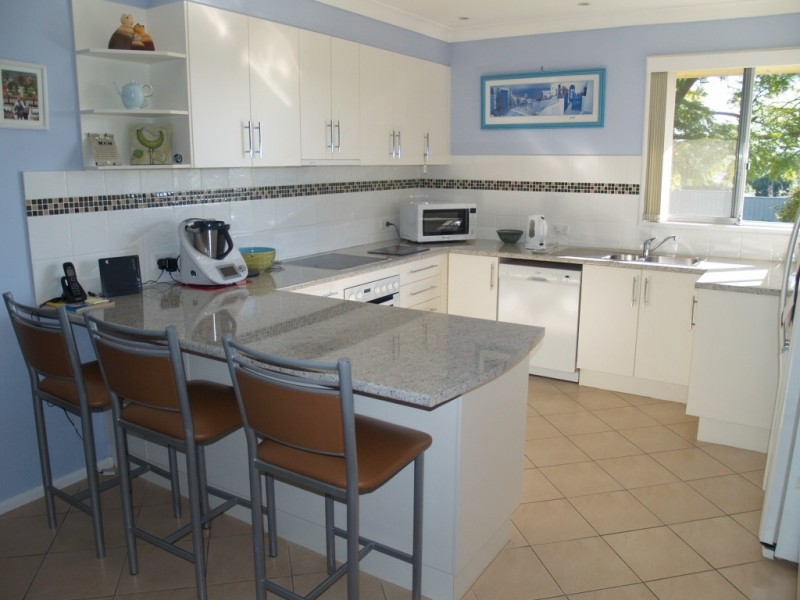 6 Taronga Crescent, Bega NSW 2550