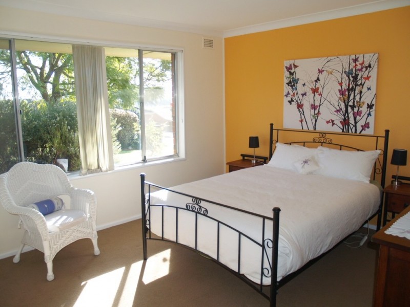 6 Taronga Crescent, Bega NSW 2550