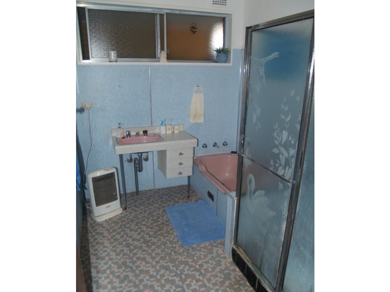 6 Taronga Crescent, Bega NSW 2550