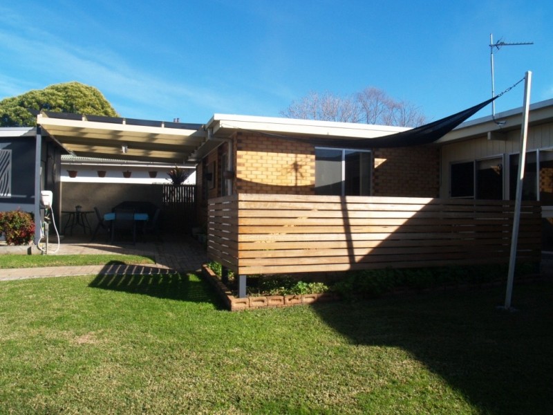 6 Taronga Crescent, Bega NSW 2550