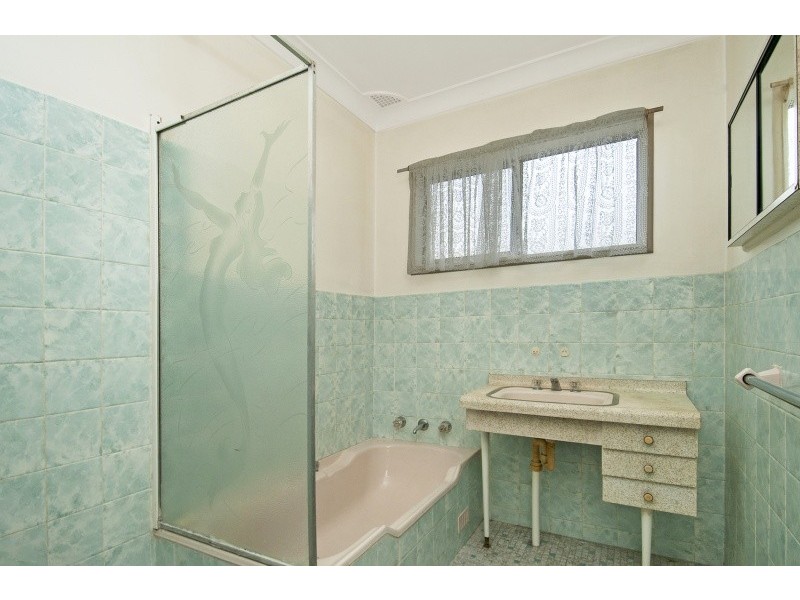 65 Dorothy Ave, Woy Woy NSW 2256