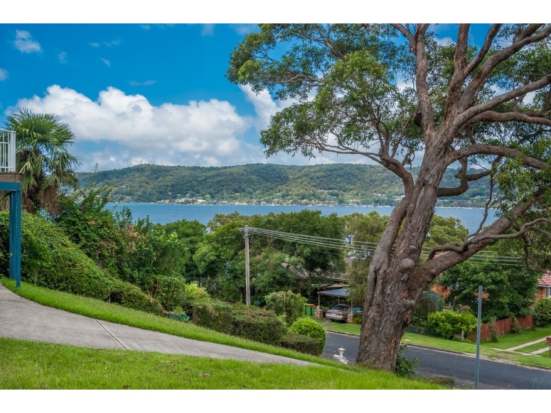 8A Noonan Point Avenue, Point Clare NSW 2250