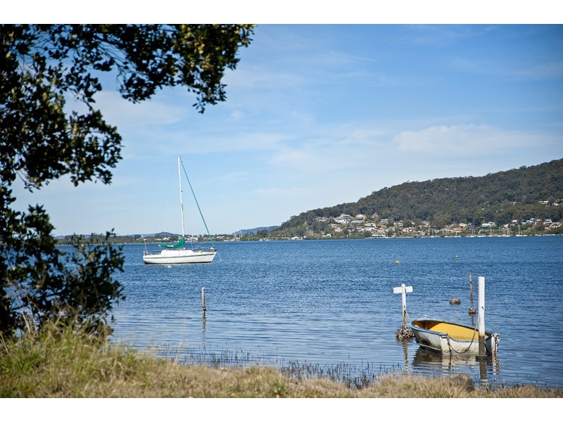 8A Noonan Point Avenue, Point Clare NSW 2250
