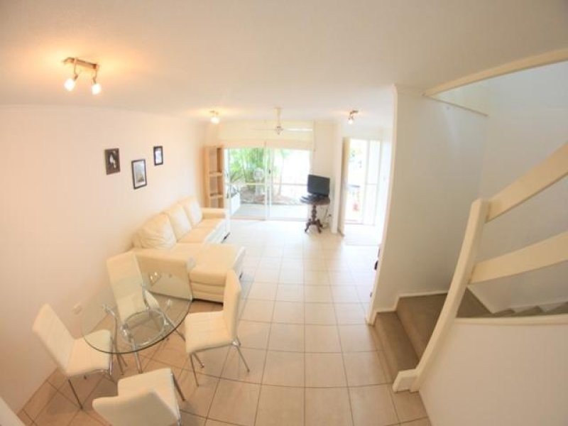 2/5 Douglas Street, Sunshine Beach QLD 4567